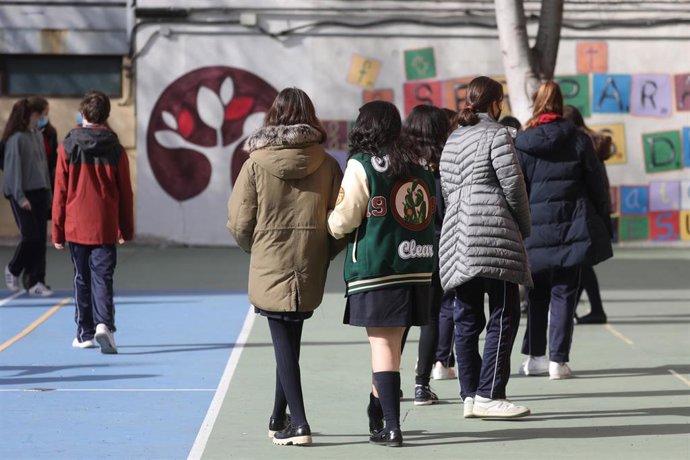 Archivo - Un grupo de niños en el patio del colegio, en el colegio Blanca de Castilla, a 10 de febrero de 2022, en Madrid (España). La eliminación de la obligatoriedad de llevar mascarilla en exteriores, entra en vigor hoy. Además, se elimina la mascari