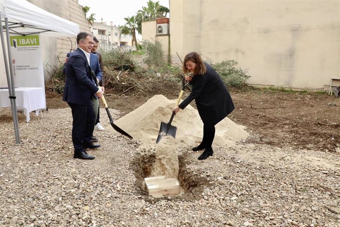 El conseller de Movilidad y Vivienda, Josep Marí, y la presidenta del Govern, Francina Armengol, ponen la primera piedra de una nueva promoción de viviendas públicas en Inca.