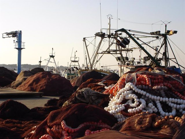 Archivo - Redes y aparejos de pesca en el puerto de Punta Umbría. 