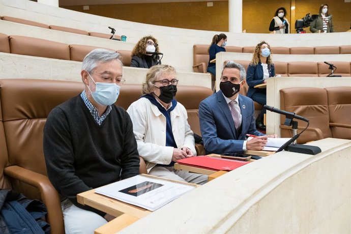 De izquierda a derecha: El director del MUPAC, Roberto Ontañón, la directora general de Acción Cultural, Gema Agudo, y el vicepresidente regional, Pablo Zuloaga