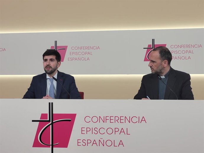 El director del secretariado para el Sostenimiento de la Iglesia, José María Albalad, y el director de comunicación de la CEE, José Gabriel Vera.