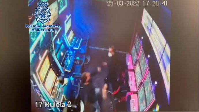 Una cámara capta la agresión de un hombre a otro con un cuchillo en un salón de juegos de El Ejido (Almería).