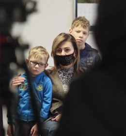 Una madre con sus dos hijos refugiados procedentes de Ucrania