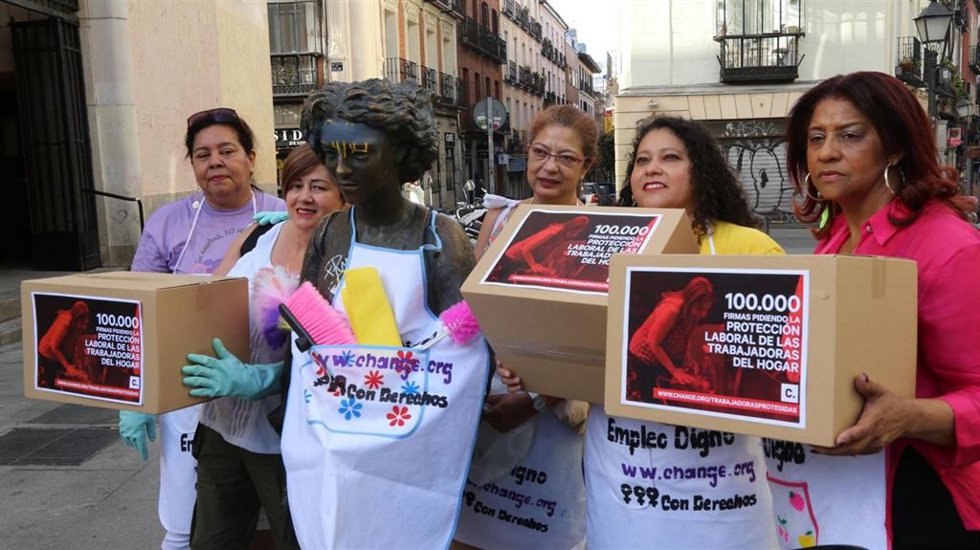 Entrega de firmas de empleadas del hogar.