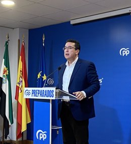 El secretario general del PP de Extremadura, Fernando Manzano, en rueda de prensa