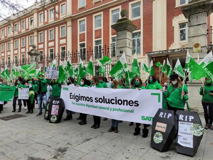 Protesta de enfermeras y fisioterapeutas en Valladolid.