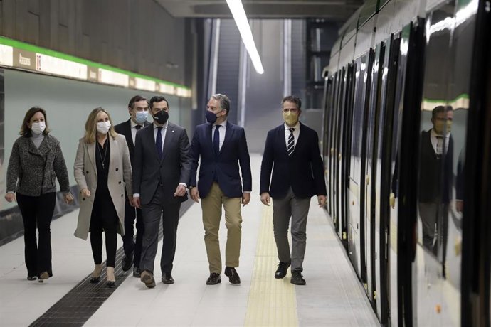Imagen de la última visita del presidente de la Junta, Juanma Moreno (c), la consejera de Fomento, Marifran Carazo (2i), el consejero de Presidencia, Elías Bendodo (2d), y responsables municipales al inicio de las pruebas del metro de Málaga.