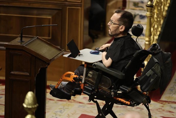 El portavoz de Unidas Podemos en el Congreso, Pablo Echenique, en una sesión plenaria, en el Congreso de los Diputados, a 30 de marzo de 2022, en Madrid (España). 