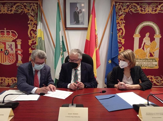 El subdelegado del Gobierno en Sevilla, Carlos Toscano, y el alcalde de Bormujos, Francisco Miguel Molina, firman un acuerdo con la DGT para fomentar rutas escolares seguras.