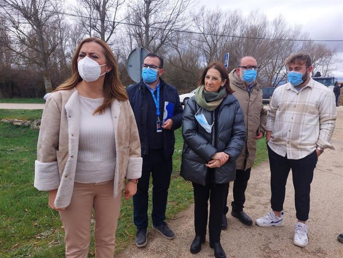 Barcones visita la instalación de Internet en Fuentecantos (Soria) junto a Rebordinos, Herranz, Latorre y García.