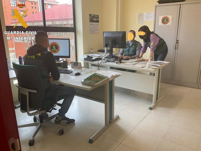 Agentes de la Guardia Civil en la investigación de hechos delictivos.