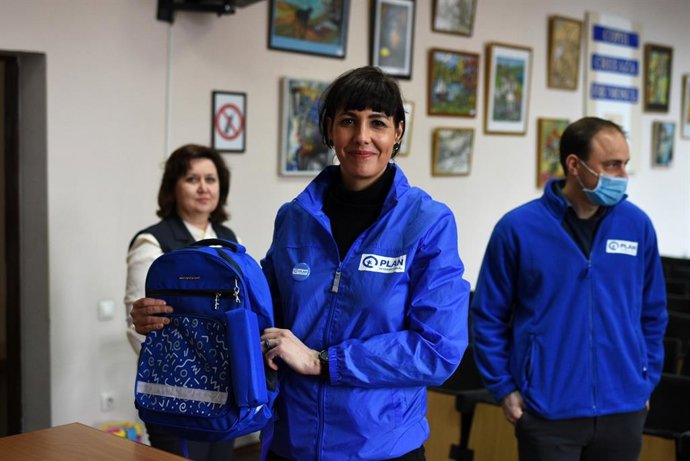 Plan Internacional entrega kits escolares a los niños.