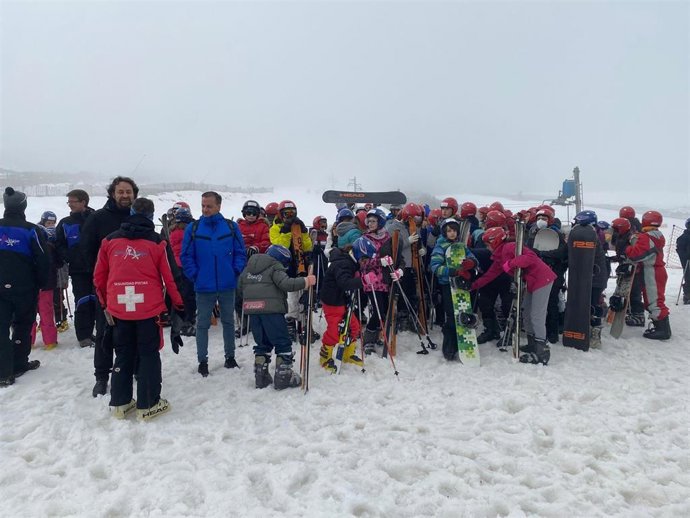 Escolares cacereño participan en el programa Deportes de Invierno de la Diputación de Cáceres en la estación de esquí de La Covatilla