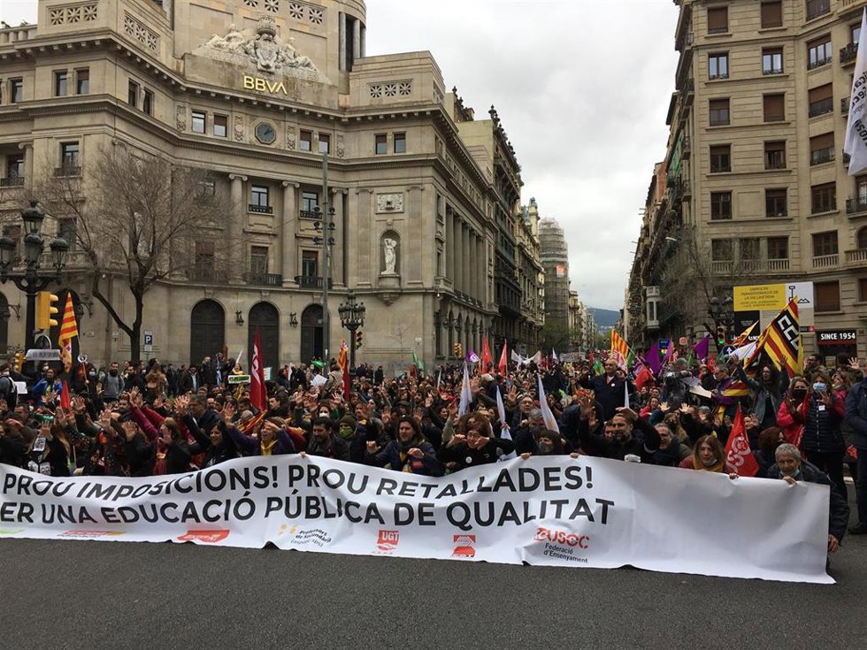 Manifestación en Barcelona en el quinto día de huelga educativa convocada por UstecStes, CC.OO., Intersindical-CSC, AspepcSps, UGT, CGT y Usoc