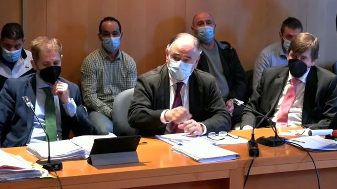 Archivo - Los acusados del crimen de Javier Ardines detrás de sus letrados durante el juicio.