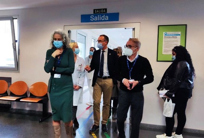 EL consejero de Salud, Pablo Fernández Muñiz, visita las instalaciones del Hospital Valle del Nalón.