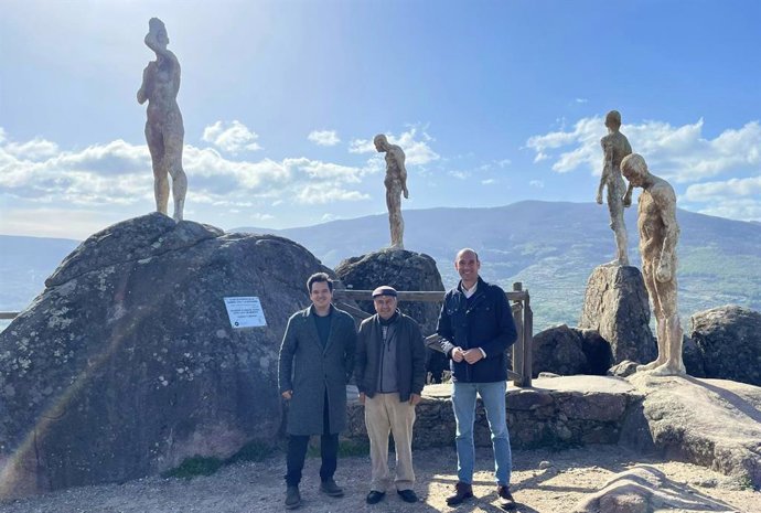 El portavoz del PP en la Diputació de Cáceres, José Ángel Sánchez, y el diputado Óscar Mateos junto al alcalde de El Torno, Julián Elizo