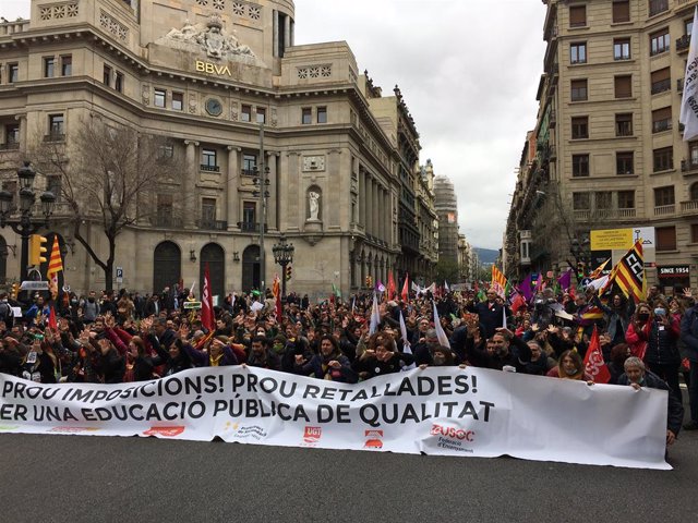 Manifestació a Barcelona el cinquè dia de vaga educativa