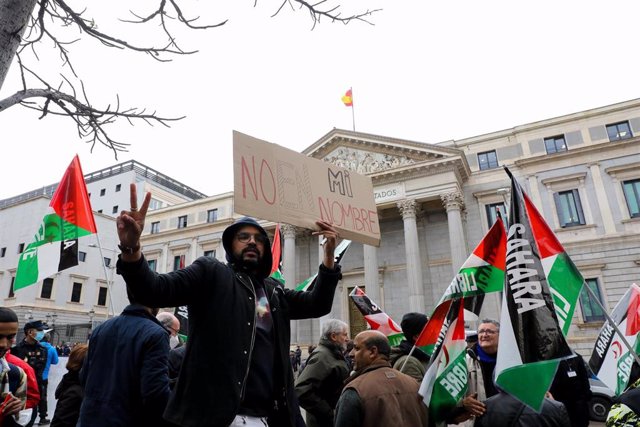 Un manifestante sostiene un cartel en una concentración prosaharaui frente al Congreso de los Diputados, a 30 de marzo de 2022, en Madrid (España). 