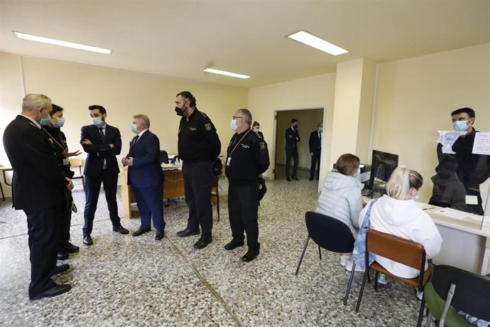 El secretario de Estado de Seguridad, Rafael Pérez, con el delegado del Gobierno, José Vélez, y mandos policiales