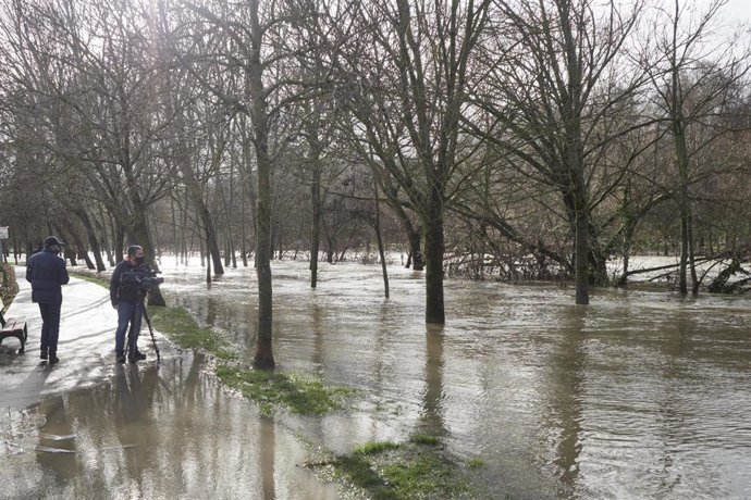 Archivo - Varias personas en la zona donde el río Arga se ha desbordado, a su paso por Pamplona, a 10 de enero de 2022, en Pamplona, Navarra, (España). El Ayuntamiento de Pamplona ha activado el nivel de emergencia ante el aumento del caudal del río Arg