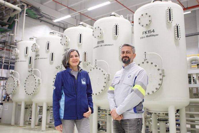 Ana Moreno, delegada de Medio Ambiente de Volkswagen Navarra, y Manuel Argüelles Galán, delegado de Energía, ante la instalación de resinas de intercambio iónico que recicla agua del proceso de pinturas