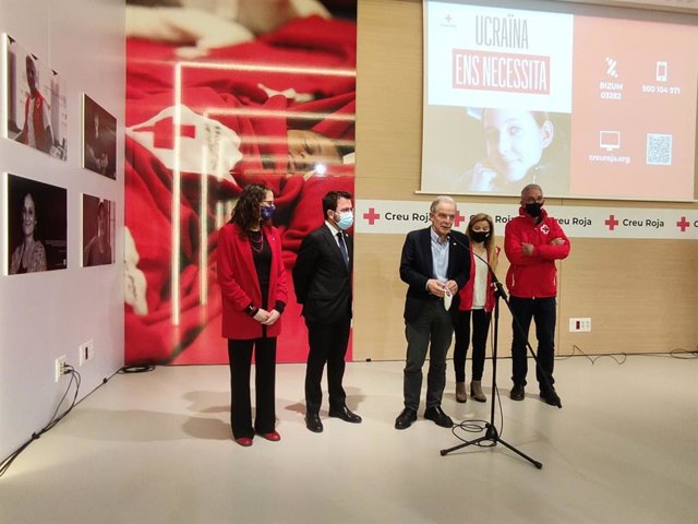 La consellera de Igualdad y Feminismos, Tània Verge, el presidente de la Generalitat, Pere Aragonès, y el presidente de Creu Roja en Catalunya, Josep Quitet.