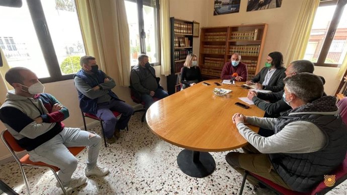 Reunión del parlamentario de Unidas Podemos Ismael Sánchez con afectados por el foco de gripe aviar en la provincia de Sevilla.