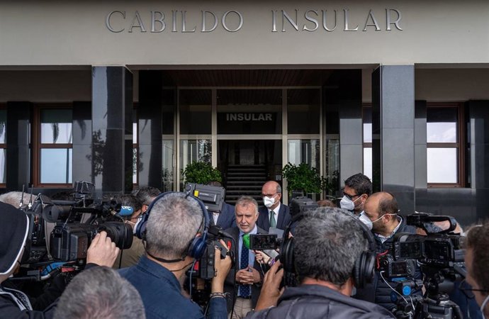 El presidente de Canarias, Ángel Víctor Torres, atiende a los medios tras mantener una reunión de trabajo en el Cabildo de La Palma