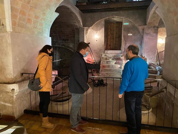 El director general de Política Agraria Común, Juan Pedro Vera (c), durante su visita al Museo del  Vino de Bullas.