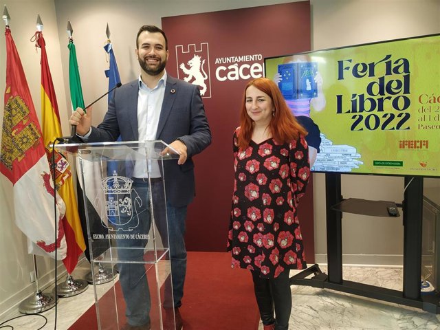 El alcalde de Cáceres, Luis Salaya, y la concejala de Cultura, Fernanda Valdés, en la presentación de la XXII Feria del Libro