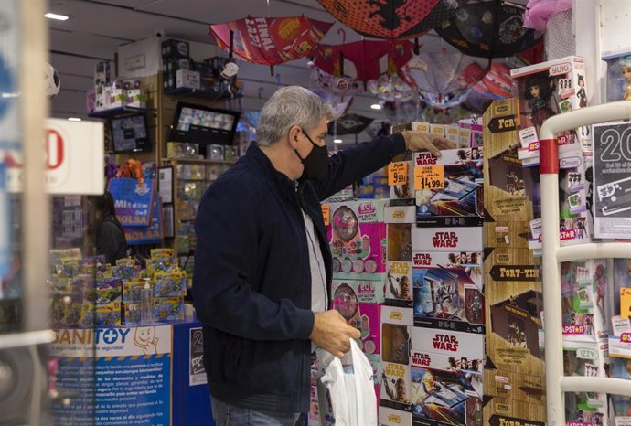 Archivo - Juguetería en Sevilla (archivo)