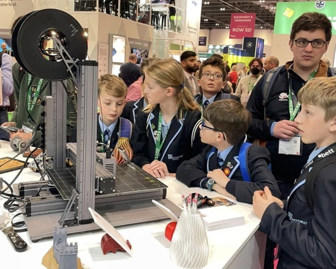 Visitors experiencing Snapmaker 2.0 A350T