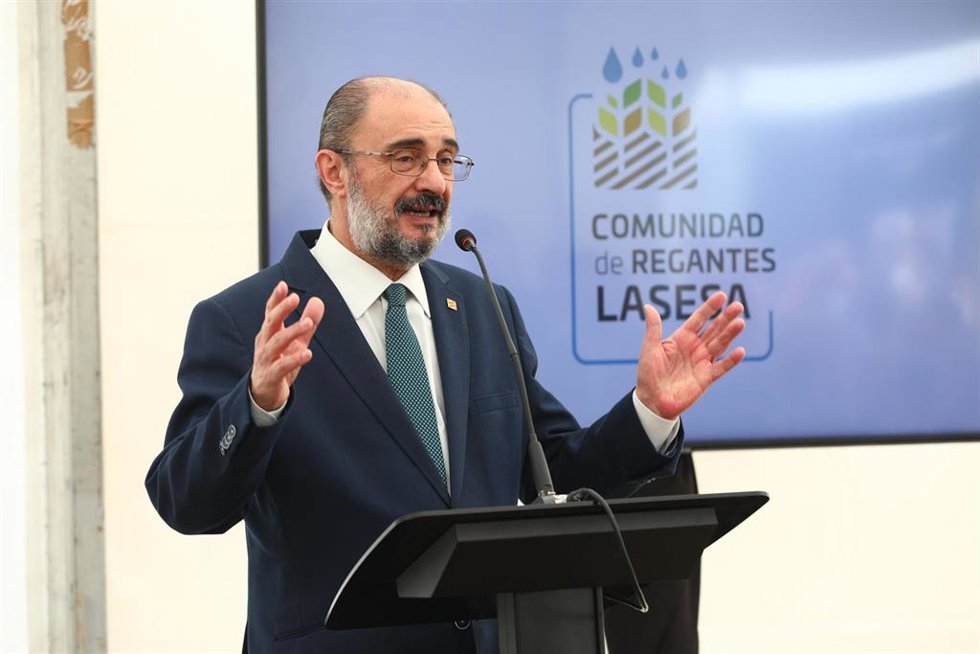 El presidente de Aragón, Javier Lambán, durnate su visita al parque fotovoltaico de Lasesa.