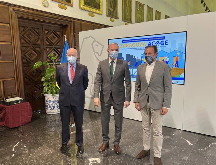 El alcalde de Zaragoza, Jorge Azcón, junto al consejero municipal de Acción Social y Familia, Ángel Lorén, y el el presidente de Fundación Ozanam, Fernando Galdámez.