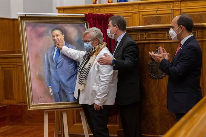 El talante de respeto y entendimiento impulsado por Vaquero ya es eterno en las Cortes C-LM tras descubrirse su retrato