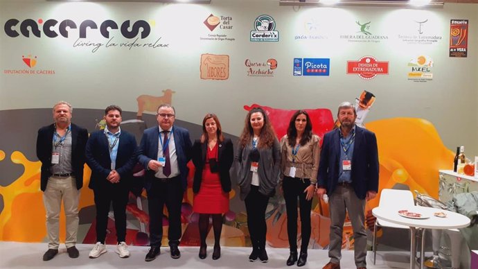 La diputada delegada de Turismo, Patricia Valle, visita el stand de la Diputación de Cáceres en la feria gastronómica Madrid Fusión