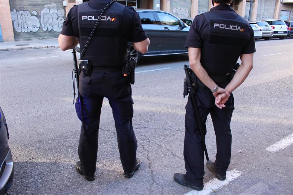 Archivo - Sucesos.- Dos detenidos por usurpar la identidad del dueño de una empresa para comprar dos móviles y una consola