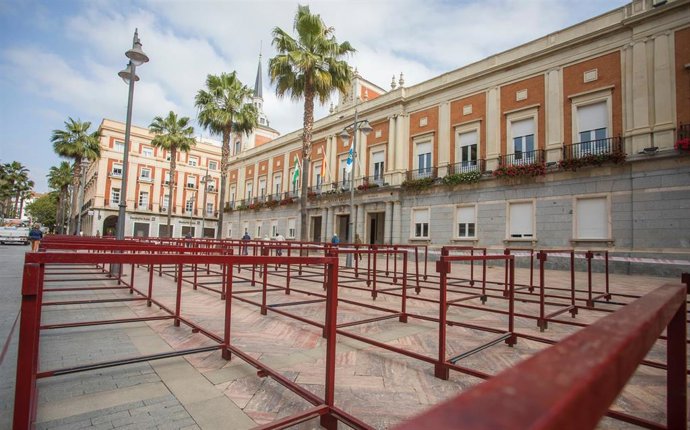 Instalación de los palcos de Carrera Oficial en el centro de Huelva.