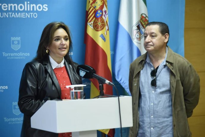 La alcaldesa de Torremolinos (Málaga), Margarita del Cid, presenta el congreso de la Sociedad Española de Anestesia y Analgesia Veterinaria junto al presidente, Gaspar Soler.