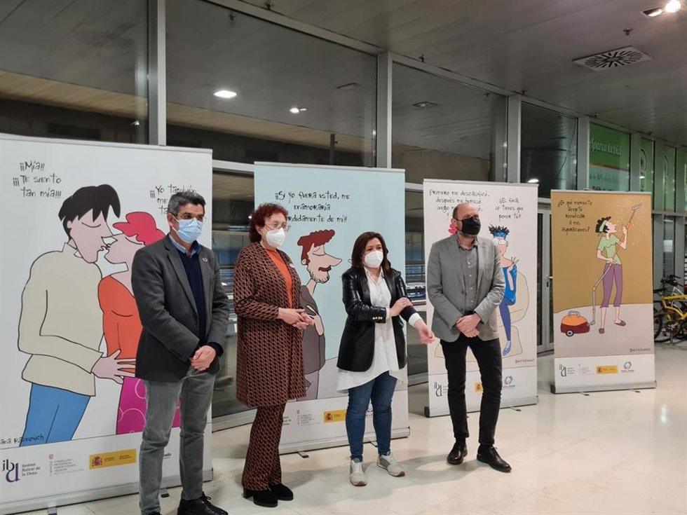 La consellera de Presidencia, Función Pública e Igualdad, Mercedes Garrido, inaugura dos exposiciones de Diana Raznovich sobre micromachismos en la Estación Intermodal de Palma.