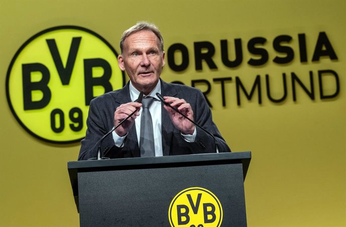 Archivo - FILED - 21 November 2021, North Rhine-Westphalia, Dortmund: CEO of Borussia Dortmund Hans-Joachim Watzke speaks at his club's general meeting. Watzke has said there have been no offers yet for Norwegian superstar Erling Haaland - but a new her