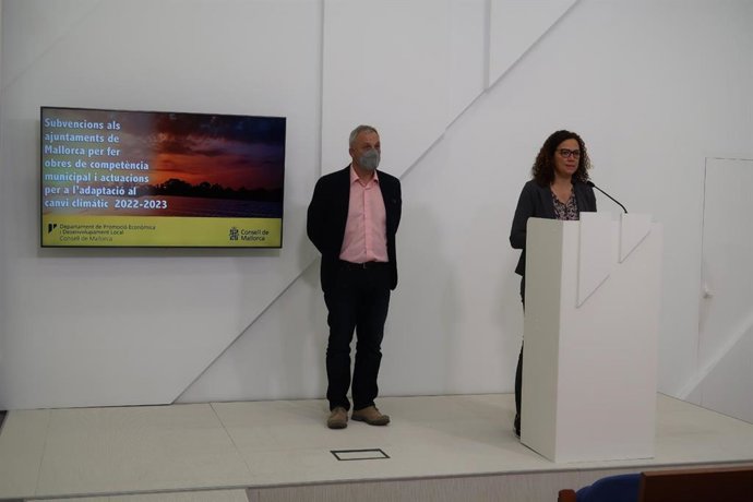 La presidenta del Consell de Mallorca, Catalina Cladera, y el conseller de Promoción Económica y Desarrollo Local, Jaume Alzamora.