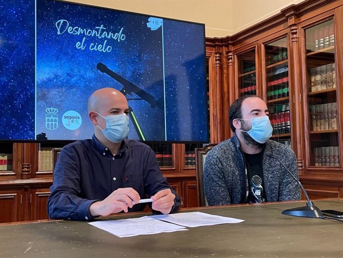 El Concejal De Juventud, Ángel Galindo, Y El Responsable De La Actividad, Carlos González, Presentan Las Actividades.