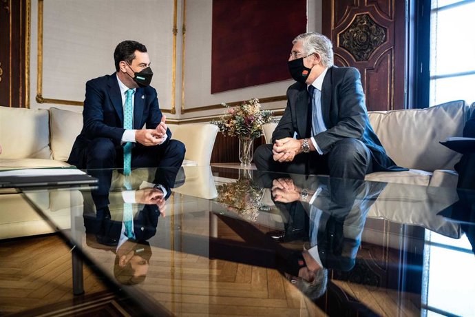 El presidente de la Junta de Andalucía, Juanma Moreno, recibe en el Palacio de San Telmo al embajador de la República de Portugal, Joo Mira-Gomes.