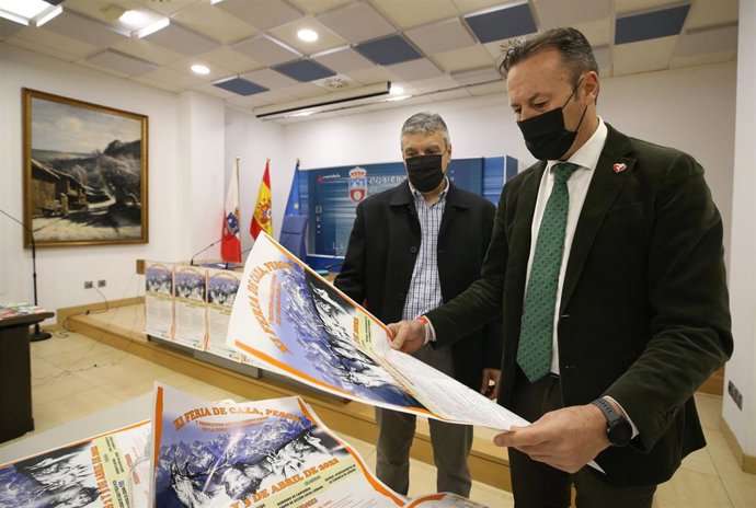 El consejero de Desarrollo Rural, Ganadería, Pesca, Alimentación y Medio Ambiente, Guillermo Blanco, presenta, en rueda de prensa, la XI Feria de Caza, Pesca y Productos Agroalimentarios de la comarca de Liébana.