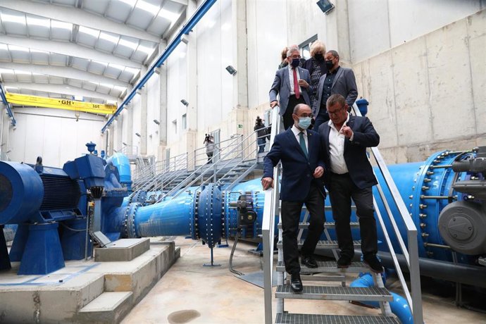 El presidente de Aragón visita la estación de bombeo y el parque fotovoltaico de la Comunidad de Regantes Lasesa, en Sariñena.