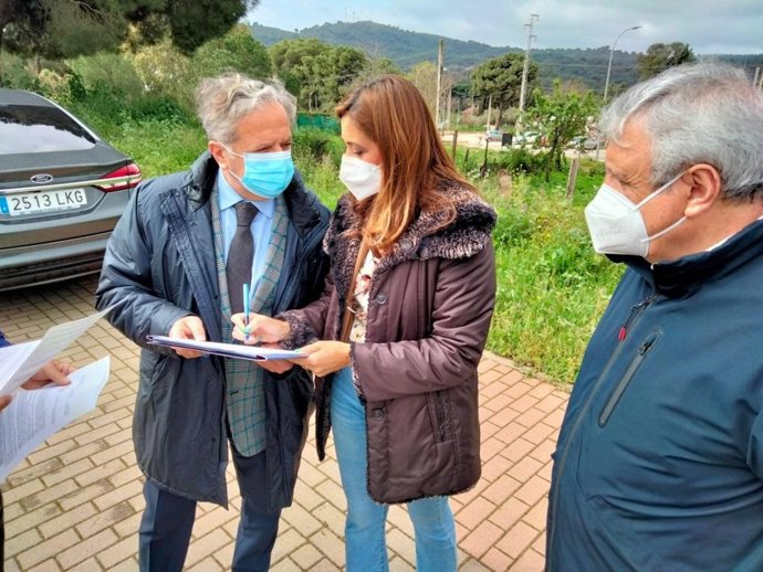 Cañet entrega a Fuentes las obras de urbanización realizadas por la institución provincial en Cerro Muriano.