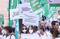 Unas 300 personas protestan en Sevilla contra la política de "brazos cruzados" de SAS que hace "enfermar más" la sanidad