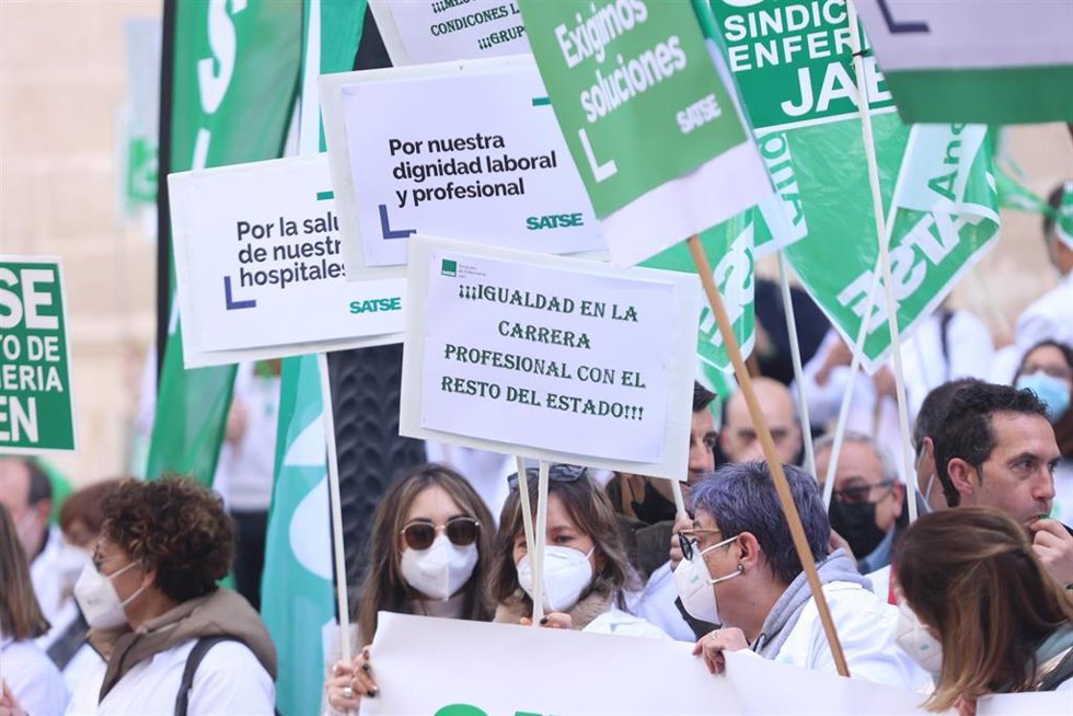 Unas 300 personas protestan ante el SAS contra la política de "brazos cruzados" que hace que sanidad "enferme aún más"